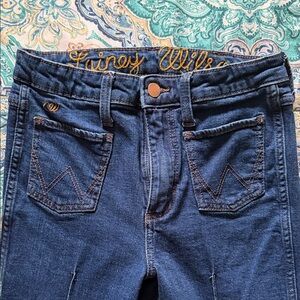 Lainey Wilson flares